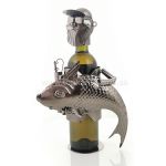 98750 Kovový stojan na víno, motív rybár s rybou